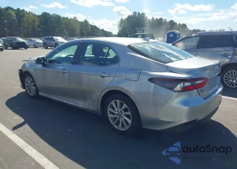 2021 Toyota Camry Le z USA, uszkodzony, nr VIN 4T1C11AKXMU403803